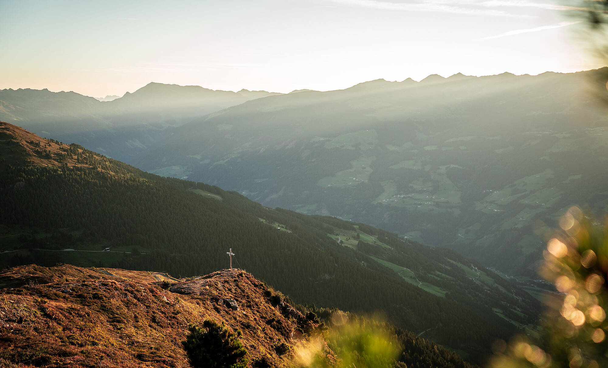 Landschaftsaufnahme Berglandschaft mit Sonnenstrahlen